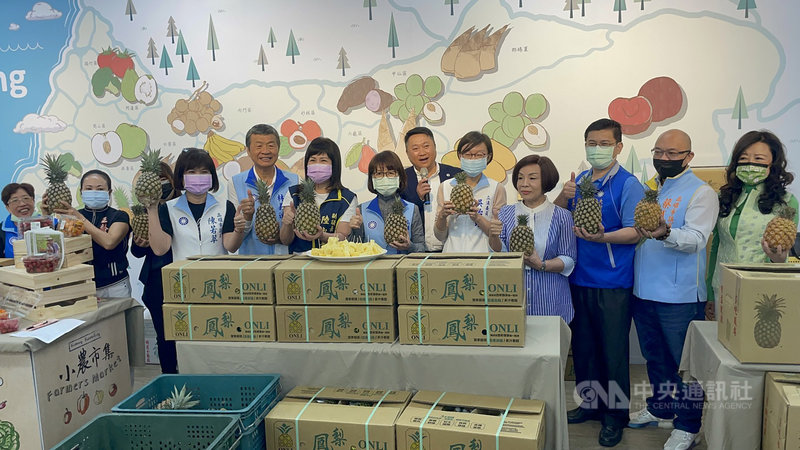 國民黨在高雄市黨部規劃「小農市集」,採雙週設攤方式行銷好物,因逢中國暫停輸入台灣鳳梨,黨部把2日至5日的小農市集改為「鳳梨週」,受理民眾到黨部或透過電商平台下單採購,號召一起用行動力挺農民。(國民黨高雄市黨部提供)中央社記者王淑芬傳真 110年3月2日