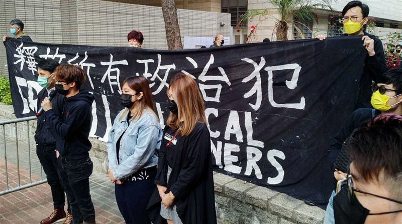 香港47名泛民主派人士因為涉嫌違反港區維護國家安全法而被起訴,1日晚間審理至一半休庭,延到2日早上續審。圖為1日上午西九龍裁判法院外大批市民聚集要求港府「釋放政治犯」。(共同社)