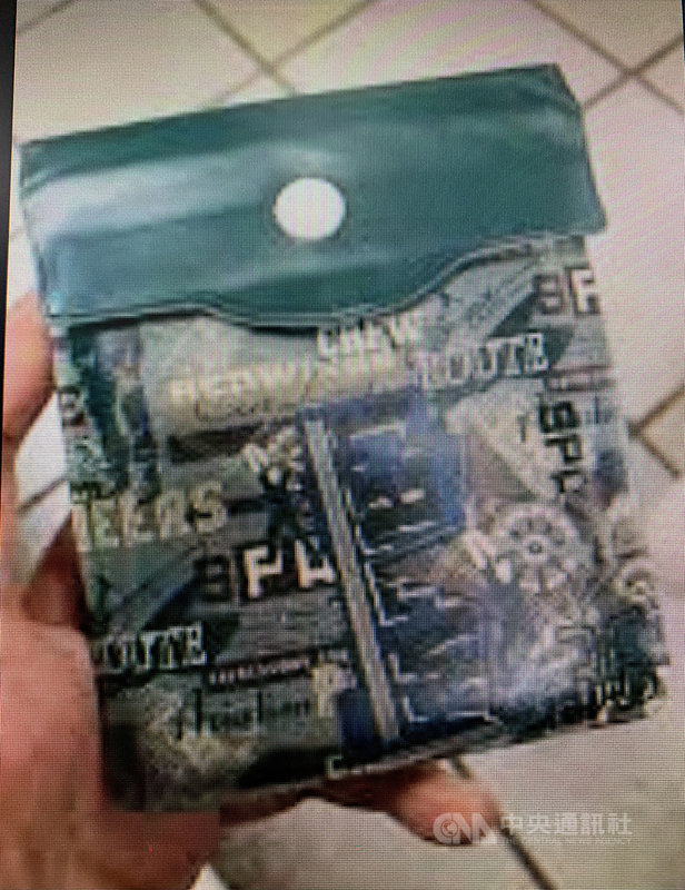 台北市警察局中正第一分局2日舉行破案記者會,偵查隊副隊長葉碩竣表示,109年7至11月間陸續獲報,指以黃姓男子為首的詐騙集團利用民眾愛心,以各種理由強迫推銷兜售零錢包等,以謀取不法暴利,警方循線逮捕5嫌送辦。(翻攝照片)中央社記者黃麗芸傳真 110年3月2日