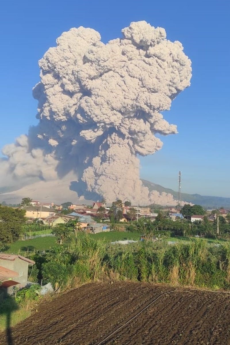 印尼西納彭火山2日噴出3公里高的火山灰雲。(圖取自twitter.com/id_magma)
