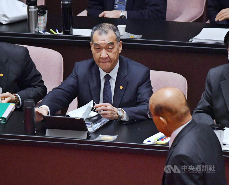 中國大陸自3月1日起暫停進口台灣鳳梨,造成部分農民擔心將影響收益。國防部長邱國正2日在立法院回應媒體詢問是否鼓勵國軍所屬伙食團踴躍購買鳳梨相挺台灣農民時說,國軍當然全力配合。圖為邱國正列席立法院院會備詢。中央社記者王飛華攝 110年3月2日