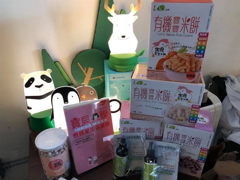 新北市衛生局2日表示,查獲展裕公司以「禁用於食品」的氮氣充氣包裝米餅,已要求業者限期改正。(圖取自facebook.com/levicbaby)