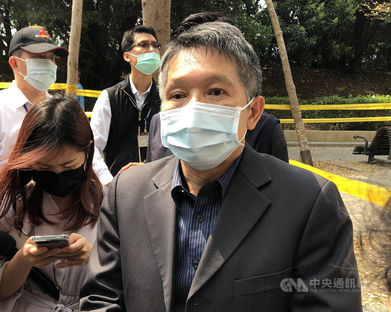 警方追緝在嘉義犯下擄人勒贖的李姓主嫌,2日在高雄市立美術館旁發生槍擊。嘉義市政府警察局長黃建榮(前)受訪表示,李嫌企圖持槍攻擊,經圍捕後中彈不治,支持警方正確大膽用槍,以維繫治安。中央社記者侯文婷攝 110年3月2日