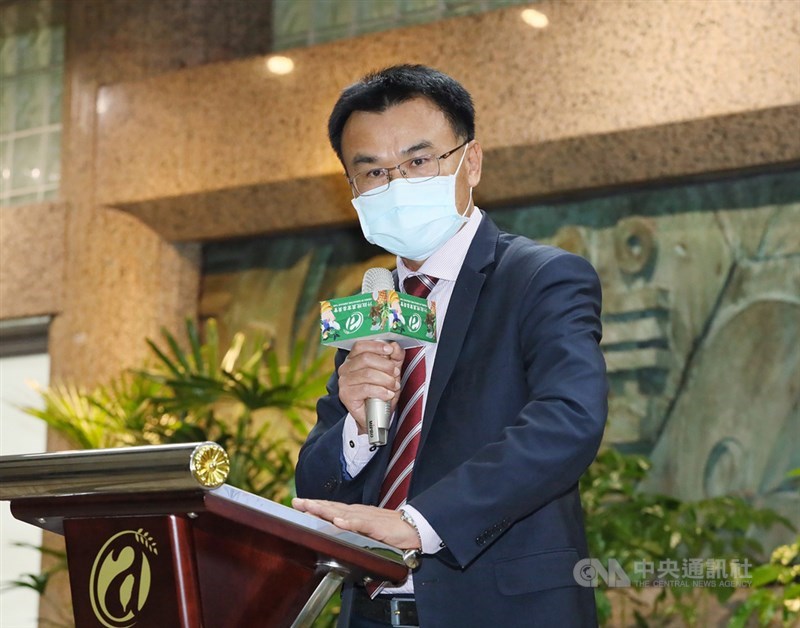農委會主委陳吉仲2日下午主持臨時記者會,感謝許多企業、電商平台與消費者以實際行動支持國產鳳梨與農民,迄今國內外團購及個人訂購、加工需求與外銷累計達4萬1687公噸,超過去年銷中數量。中央社記者郭日曉攝 110年3月2日