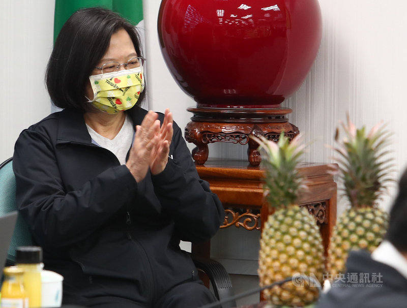 因應中國暫停輸入台灣鳳梨,民進黨中央3日舉行記者會挺農民,總統蔡英文帶頭推銷台灣鳳梨及相關產品,呼籲民眾用行動挺台灣農民。中央社記者王騰毅攝 110年3月3日