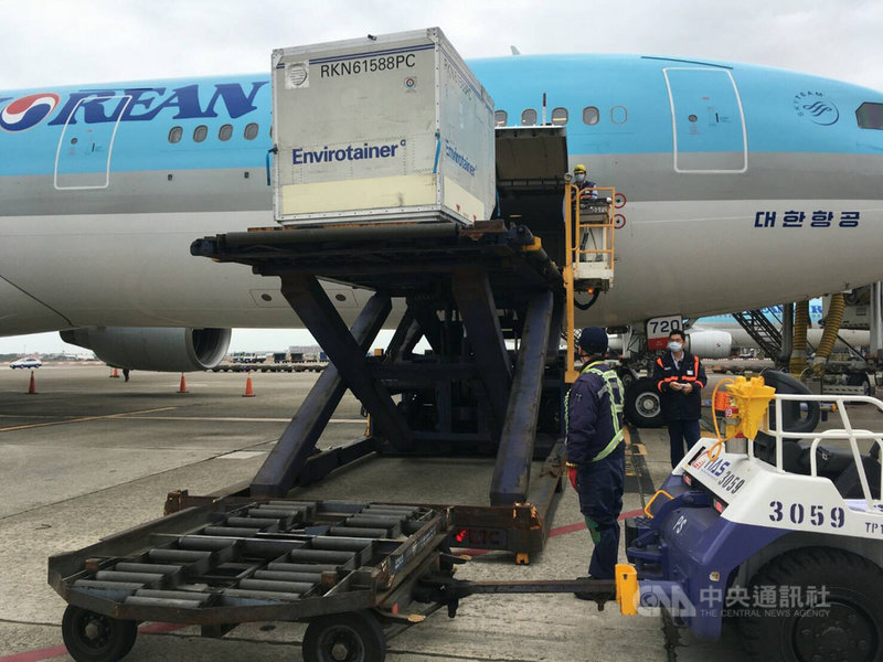 首批牛津AZ疫苗3日上午由大韓航空運抵桃園機場,疫苗檢驗封緘小組立即啟動整備作業,並前往桃園機場附近的倉庫進行檢驗程序。(讀者提供)中央社記者沈佩瑤傳真 110年3月3日