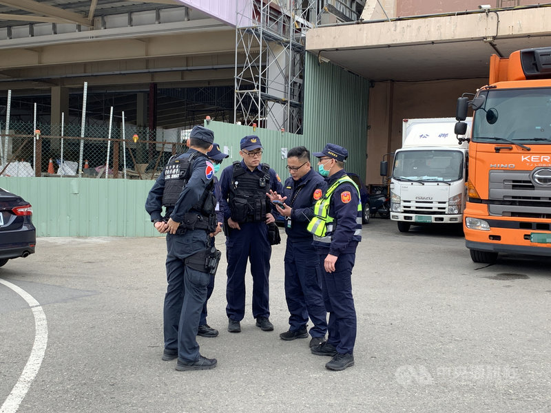 台灣取得首批武漢肺炎牛津AZ疫苗,3日上午運抵桃園機場,目前暫置華儲冷凍倉庫,航警已在場戒備等待運送。中央社記者葉臻攝 110年3月3日