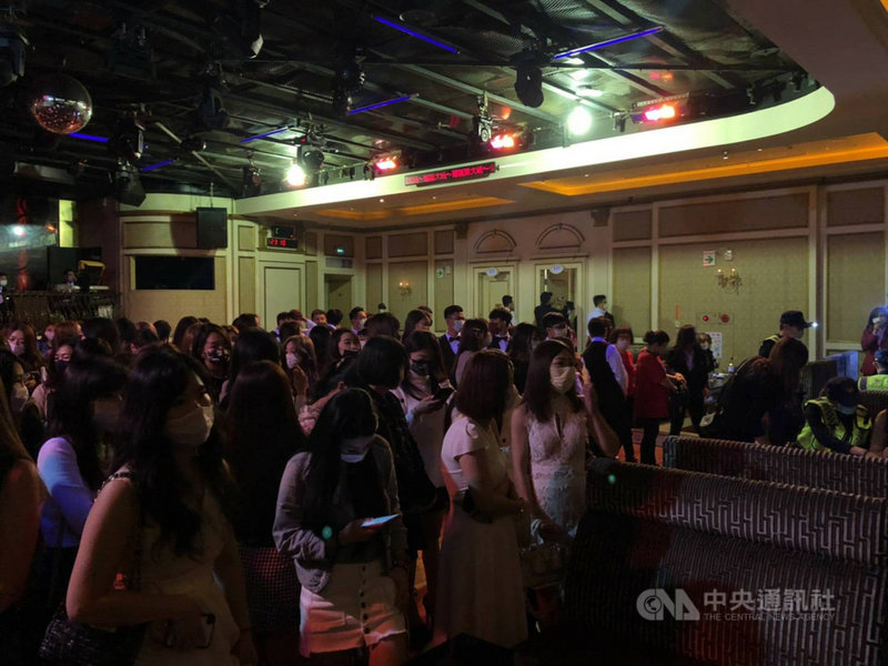 為整頓高雄治安,高雄市政府警察局2日晚間動員17分局,出動逾600警力掃蕩全市八大場所和路檢,共破獲刑案6件8人、毒品案1件3人、社維法案1件2人、酒駕案6件6人等;象徵警察維護治安意志絕不動搖,打擊犯罪決心不容侵犯。(高雄市政府警察局提供)中央社記者洪學廣傳真 110年3月3日