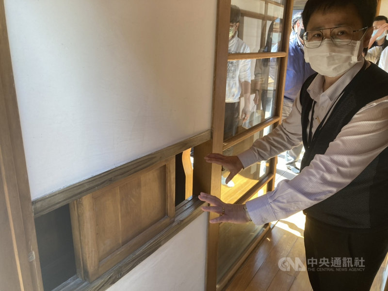 隱身在北市南港巷弄中的歷史建築松山療養所宿舍將修復完工,保留建築原汁原味,屋內常見新木材與舊木材融合的痕跡。中央社記者陳昱婷攝 110年3月3日