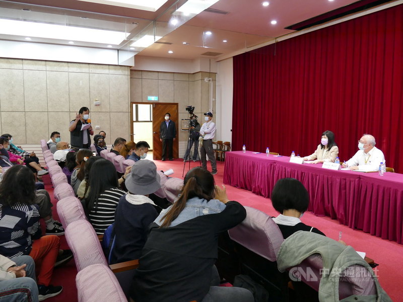 高雄市衛生局辦理特約居家服務機構遴選,40多家未合格機構認為制度不透明,雙方3日協商,高雄市議會裁示衛生局取消遴選制度,回歸制度進行機構評鑑,同時成立輔導小組協助機構進行改善。(高雄市議會提供)中央社記者侯文婷傳真 110年3月3日