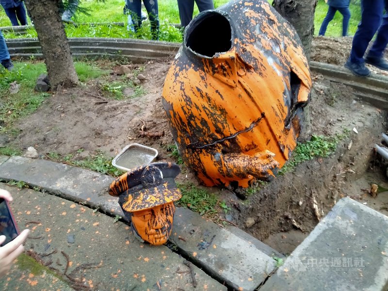 基隆火車站圓環內蔣中正銅像3日展開拆除作業,過程中銅像被拉斷,上半身墜地斷成頭部和身軀兩截,部分下半身仍固定在基座。中央社記者王朝鈺攝 110年3月3日