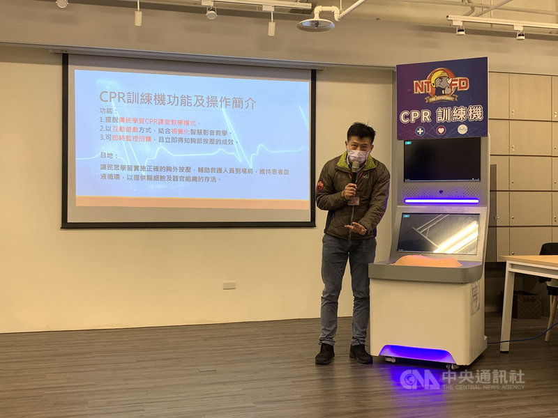 新北市消防局引進2台CPR訓練機,消防局緊急救護科長林士閔3日表示,CPR訓練機以互動遊戲方式,結合視覺化智慧影音教學,方便民眾學習實施正確的胸外按壓。中央社記者沈佩瑤攝 110年3月3日