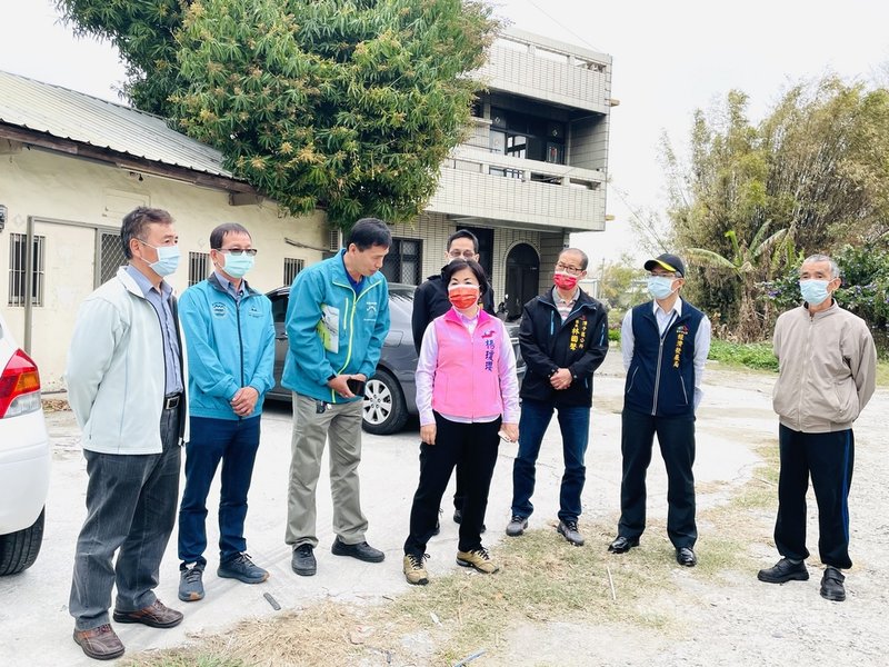 台中市潭子區東寶里內有20多戶居民長期使用地下水,受乾旱影響,水井乾涸取不到水,立委楊瓊瓔(中前)3日協調自來水公司及台中市經發局會勘供水延管工程管路長度及經費,解決居民無水問題。(立委楊瓊瓔提供)中央社記者趙麗妍傳真 110年3月3日