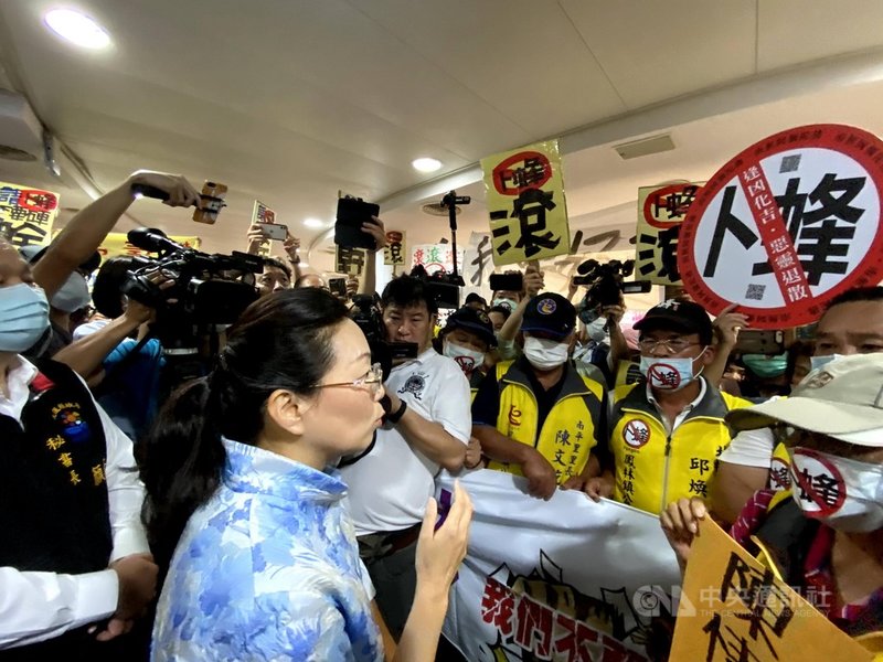 花蓮縣政府以卜蜂未與居民達成共識為由,撤銷各項許可及執照,今年初卜蜂公司提訴願成功,裁定「原處分撤銷」。圖為109年5月反卜蜂自救會向花蓮縣長徐榛蔚(前左)陳情。中央社記者李先鳳攝 110年3月3日