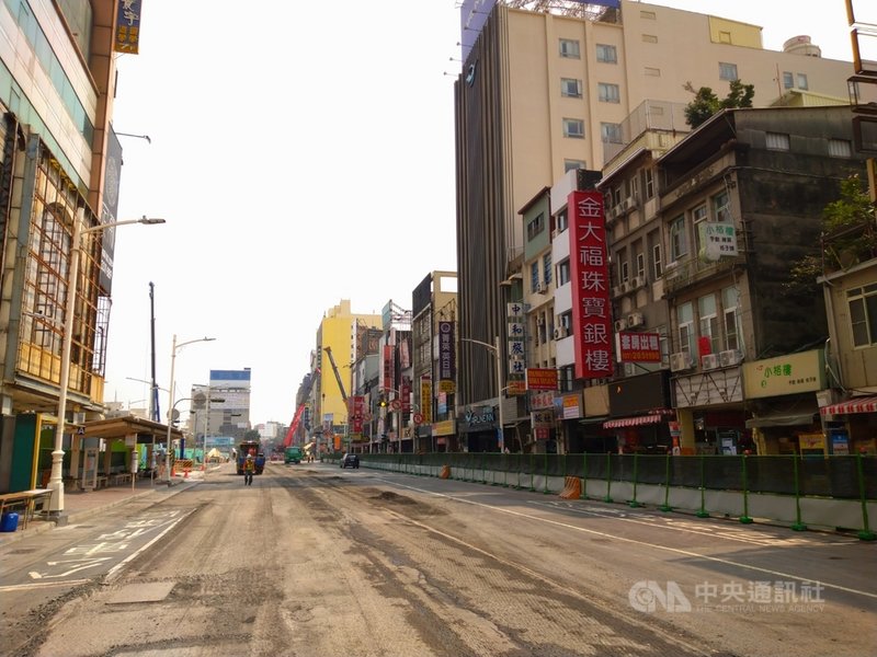 高雄市中博高架橋拆除工程3日進入第5天,施工進度已達65.5%,超前3.5個百分點,沿線居民、商家看著梁柱一一卸下,也發現視野變得開闊,感動之情溢於言表。(高市交通局提供)中央社記者侯文婷傳真 110年3月3日