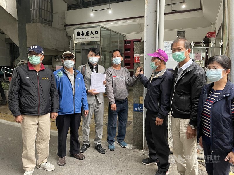 質疑雲林縣虎尾鎮農會理事長丁榮義在理、監事資格審查時不公,虎尾鎮農會理事候選人黃銀忠等6人3日到雲林地檢署按鈴控告丁榮義背信和違反農會法。中央社記者姜宜菁攝 110年3月3日