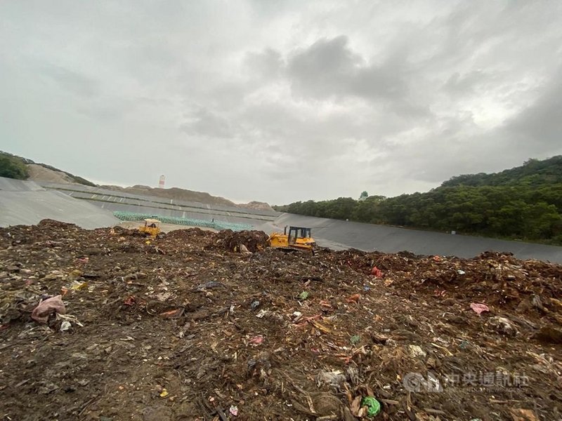 新北市八里垃圾掩埋場持續悶燒第4天,在消防局配合環保局加派挖土機開挖,歷82小時日夜輪班滅火下,3日下午終於撲滅火勢。(翻攝照片)中央社記者王鴻國傳真 110年3月3日
