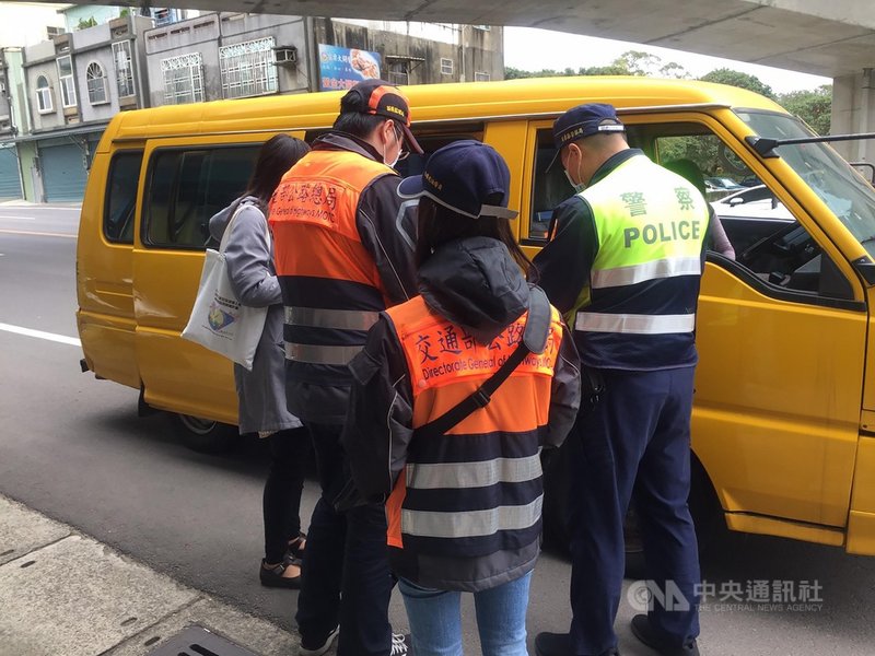 苗栗監理站3日會同苗栗縣警察局交通隊及縣府教育處組成聯合稽查小組,稽查頭份地區接送學生的娃娃車及交通車,共稽查4輛車,有2車不合格,均開單告發並要求限期改善。(苗栗監理站提供)中央社記者管瑞平傳真 110年3月3日