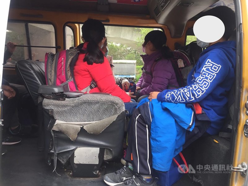 新竹區監理所苗栗監理站3日在苗栗縣頭份地區稽查學童車輛,共稽查4輛車,發現其中一輛讓學童坐在副駕駛座後方未繫安全帶,除當場製單告發外,並由縣府教育處發函要求業者限期改善,另派員擇期複查。(苗栗監理站提供)中央社記者管瑞平傳真 110年3月3日