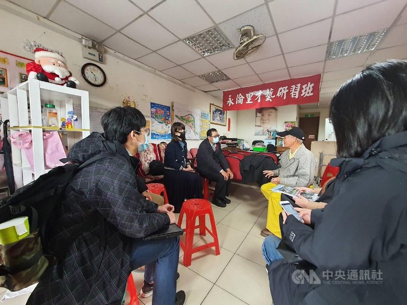 新北市政府積極推動淡北道路興建,新北市新工處會同台北市官員拜訪北投區多名里長說明淡北道路通車動線,盼攜手解決雙北交通壅塞問題。(翻攝照片)中央社記者王鴻國傳真 110年3月3日