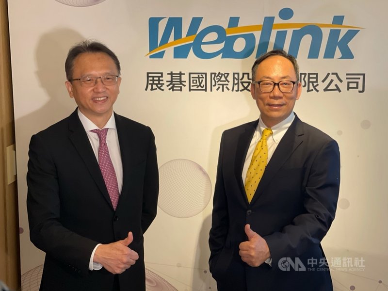 宏碁旗下3C通路代理商展碁國際預計3月掛牌上市,宏碁暨展碁國際董事長陳俊聖(左)、展碁國際總經理林佳璋(右)3日舉行記者會,樂觀看待今年營運表現。中央社記者吳家豪攝 110年3月3日