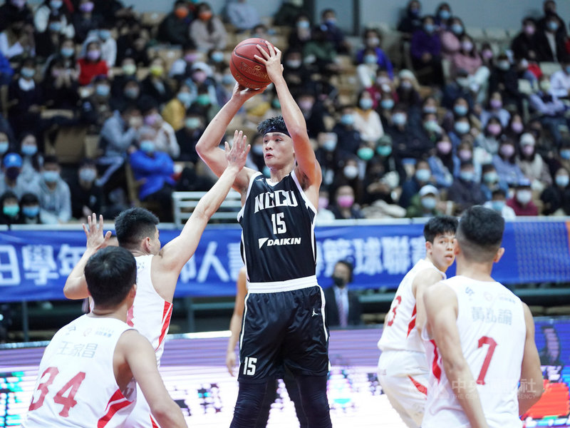 109學年度大專籃球聯賽(UBA)男子組8強賽,政治大學決勝節靠著張鎮衙(中)飆進超前三分球,以70比69 戰勝台師大,隊史首張4強門票入袋。(大專體總提供)中央社記者黃巧雯傳真 110年3月3日
