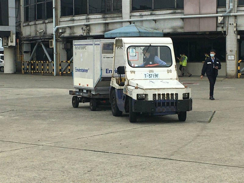 牛津AZ疫苗3日上午順利抵台,預計將送往位於桃園機場附近的倉庫,衛福部也將加派人手,啟動檢驗封緘程序。(讀者提供)中央社記者沈佩瑤傳真 110年3月3日
