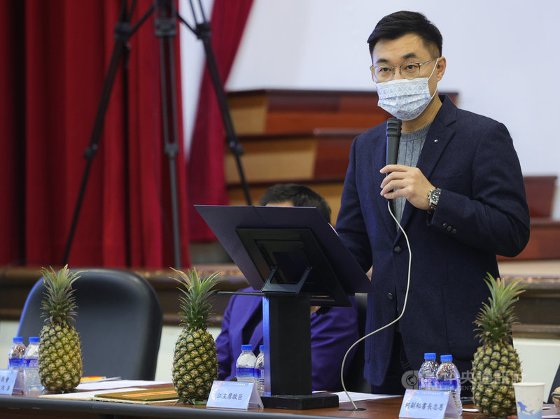 國民黨3日下午舉行中常會,黨主席江啟臣(圖)出席主持,桌上也擺放鳳梨。中央社記者謝佳璋攝 110年3月3日