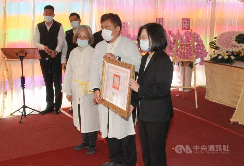 前總統府國策顧問黃崑濱日前過世,享耆壽92歲。總統蔡英文(右)3日出席公祭,親自頒贈褒揚令給家屬。中央社記者楊思瑞攝 110年3月3日