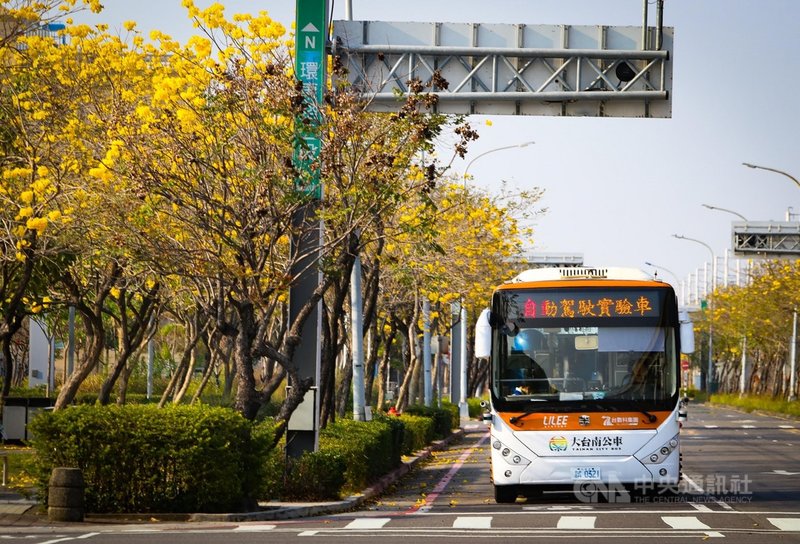 台南市自駕公車完成試驗,繼2月「沙崙線」6場次載客試乘後,「南科線」也將於6日起開放民眾預約試乘,3 月連續4個週六每天12個班次,來回乘車時間約60分鐘。(台南市政府提供)中央社記者張榮祥台南傳真 110年3月3日