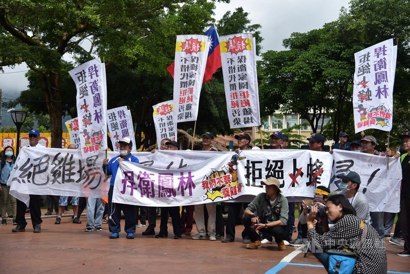 花蓮縣政府以台灣卜蜂公司未與居民達成共識為由,撤銷卜蜂取得的各項許可及執照,卜蜂公司不服,向行政院農業委員會提起訴願,今年初卜蜂公司提訴願成功,裁定「原處分撤銷」。圖為109年5月反卜蜂自救會陳情抗議。中央社記者李先鳳攝 110年3月3日
