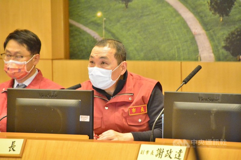 新北市長侯友宜(右)3日在市政會議聽取泰山區長林慶豐報告後表示,開發新泰塭仔圳市地重劃,攸關翻轉北部重鎮的成敗,因涉及封閉8條道路,他要求做好交通替代維安計畫。中央社記者黃旭昇新北攝 110年3月3日