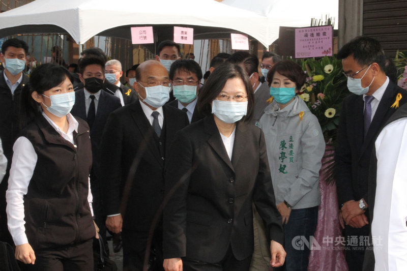 前總統府國策顧問黃崑濱過世,家屬3日在台南市後壁區舉辦告別式,總統蔡英文(前左3)與行政院長蘇貞昌(前左2)出席公祭。中央社記者楊思瑞攝 110年3月3日