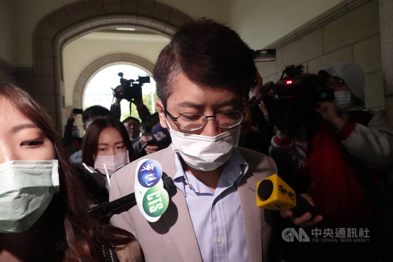 前總統府發言人丁允恭(中)在高雄市新聞局長任內涉桃色風波,監察院於110年1月間彈劾。懲戒法院3日上午開庭,丁允恭在妻子蔣婕妤陪同下出庭。中央社記者林長順攝 110年3月3日