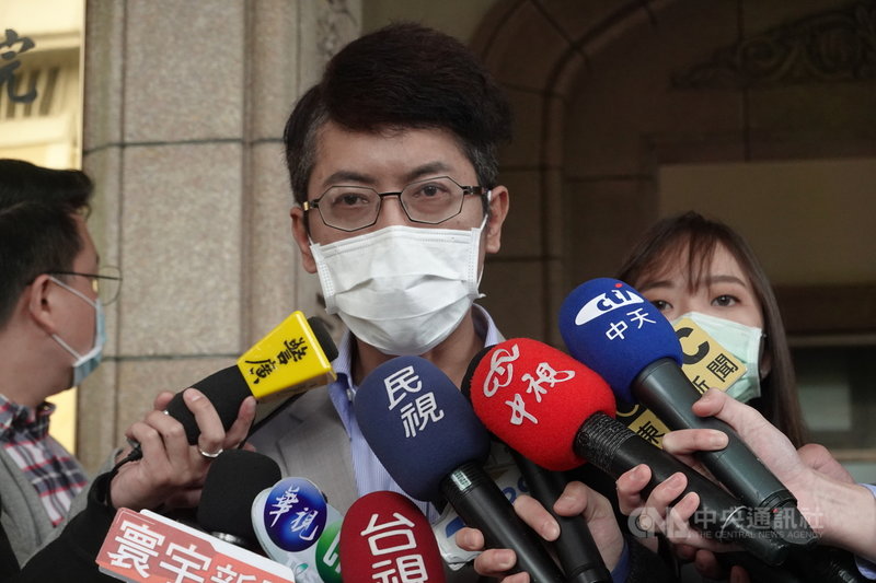 懲戒法院審理丁允恭案,3日召開言詞辯論庭。丁允恭(前)庭後受訪指出,他對在不宜場所(辦公室)從事不宜行為一直感到抱歉,但絕無監察院所指控的性騷擾。法院訂3月24日宣判。中央社記者林長順攝 110年3月3日