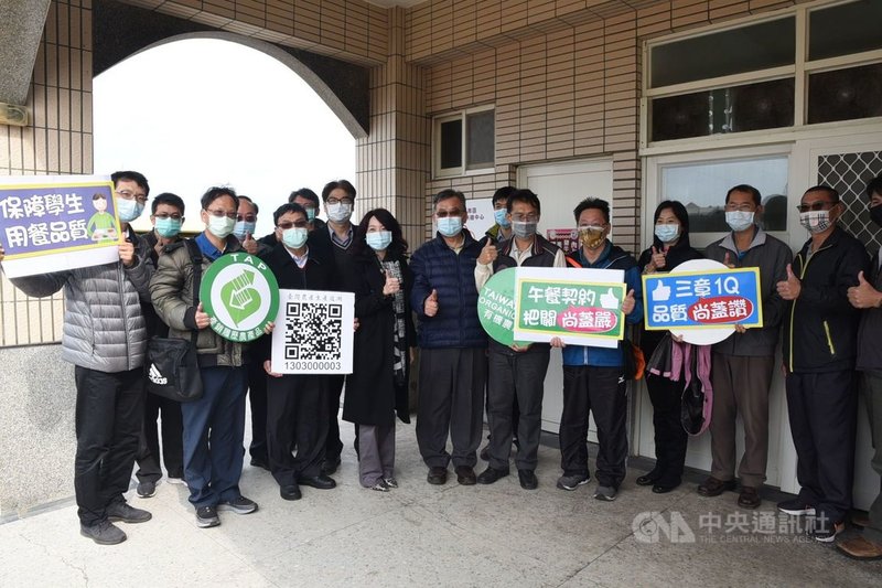 澎湖縣府去年選定馬公澎南區的國中小開辦營養午餐共廚,並選以五德國小共廚廚房,供應轄區的5所國中小共356人。澎湖縣長賴峰偉(前左5)3日前往馬公五德國小共廚廚房視察。(澎湖縣政府提供)中央社 110年3月3日