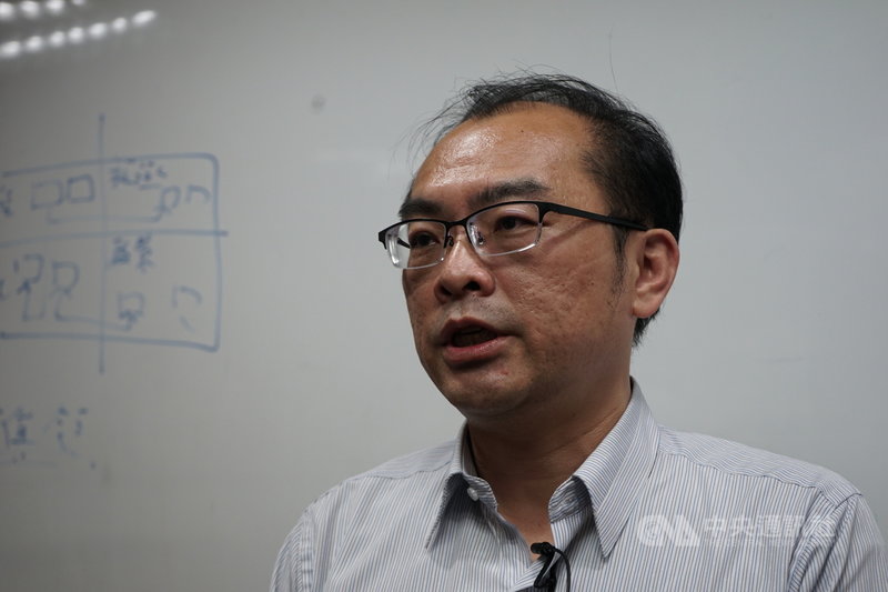 台灣觀光學院因整體營運及財務狀況持續惡化,董事會決議停辦。教育部技術及職業教育司專門委員柯今尉3日出席說明會與師生對話,希望即使停辦,也不讓師生權益受到損害。中央社記者張祈攝 110年3月3日