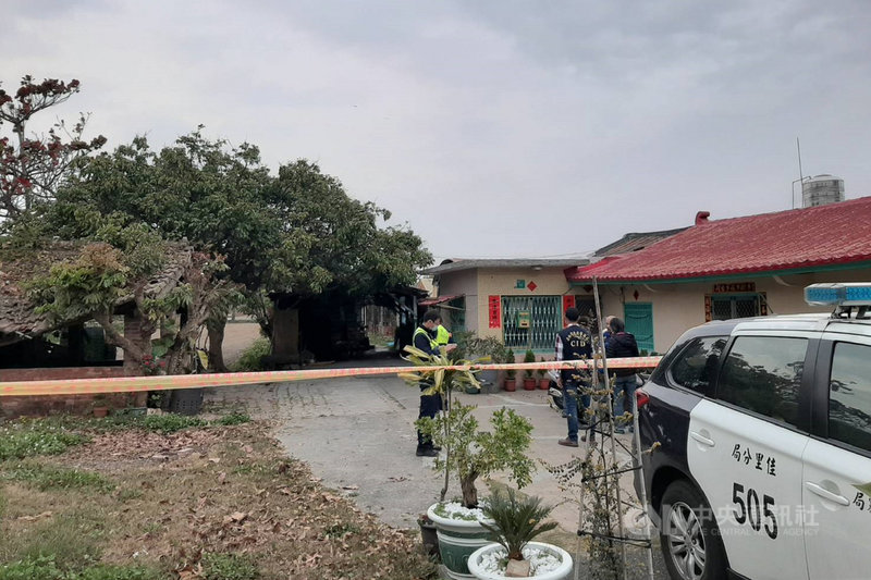 台南市七股區2名男子3日在一處民宅協商債務時起衝突,持工具互相攻擊,其中1人頭部遭重擊送醫不治,另1 人腰部有刀傷,送醫救治。佳里警方獲報到場蒐證調查。(讀者提供)中央社記者楊思瑞台南傳真 110年3月3日