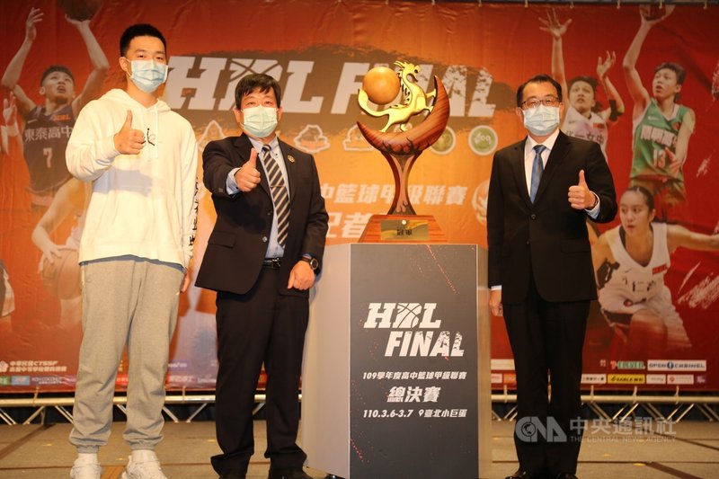 109學年度高中籃球聯賽(HBL)首度以木雕藝術創作,透過純手工打造冠軍獎盃,負責製作的就是去年能仁家商冠軍成員官致佑(左)父子。(大會提供)中央社記者龍柏安傳真 110年3月3日