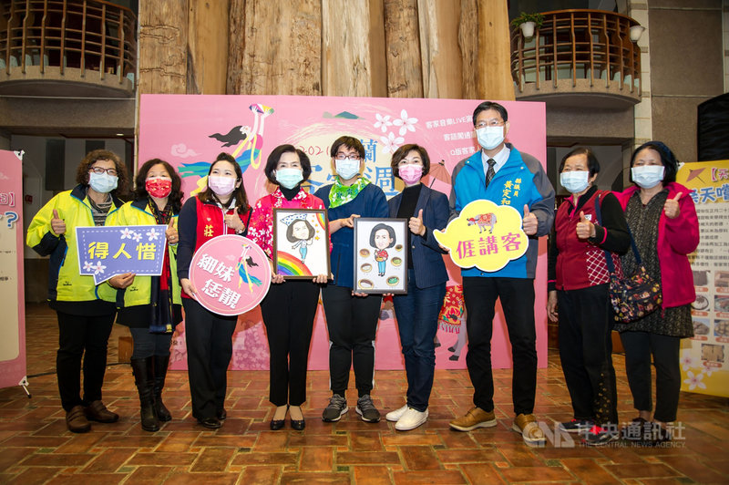 「2021宜蘭客家週」系列活動3日起一連3天在縣府大廳登場,縣長林姿妙(左4)出席揭幕,現場規劃客語闖通關遊戲、客家服飾體驗等有趣內容,歡迎民眾參加。(宜蘭縣政府提供)中央社記者沈如峰宜蘭傳真 110年3月3日