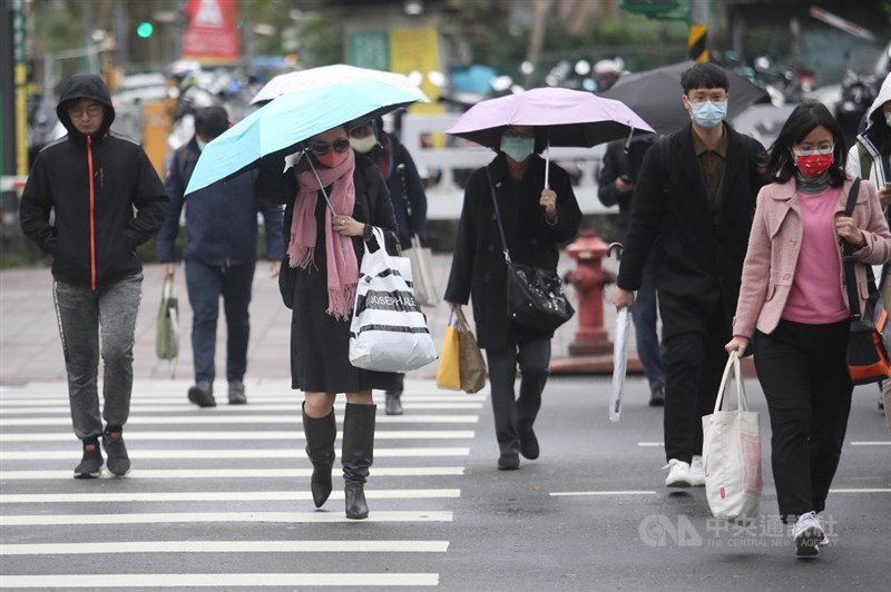 氣象局表示,預估6日至7日因鋒面通過,中部以北、東半部及中南部山區會有短暫雨。(中央社檔案照片)