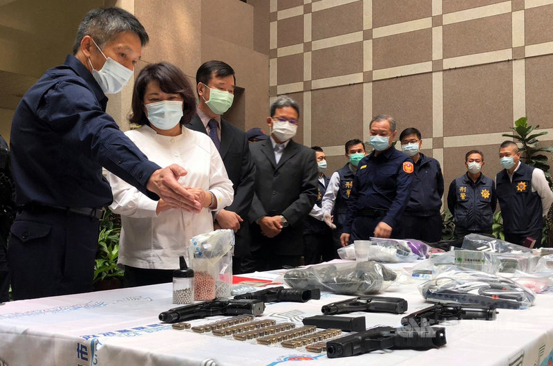 嘉義市警方2日在高雄破獲擄人勒贖案件,主嫌李男中彈不治,並逮捕4名嫌疑人、1人在逃;警方3日召開記者會,市長黃敏惠(左2)、市警局長黃建榮(左)檢視查扣贓證物。中央社記者黃國芳攝 110年3月3日