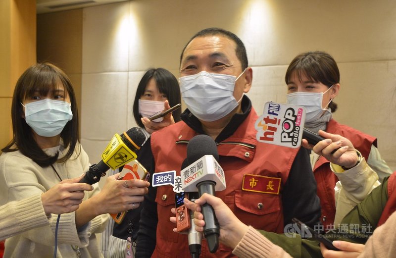 新北市府市政會議3日舉行,市長侯友宜(前右)表示,全力協助輔仁大學附設醫院的興建與營運,相對也期待輔大醫院多提供社區服務,擴大醫療能量,創造雙贏。中央社記者黃旭昇新北攝 110年3月3日