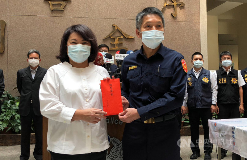 嘉義市警方2日在高雄破獲擄人勒贖案件,主嫌李男中彈不治,並逮捕4名嫌疑人、1人在逃;市警局長黃建榮(前右)3日召開記者會,市長黃敏惠(前左)到場頒發破案獎金。中央社記者黃國芳攝 110年3月3日