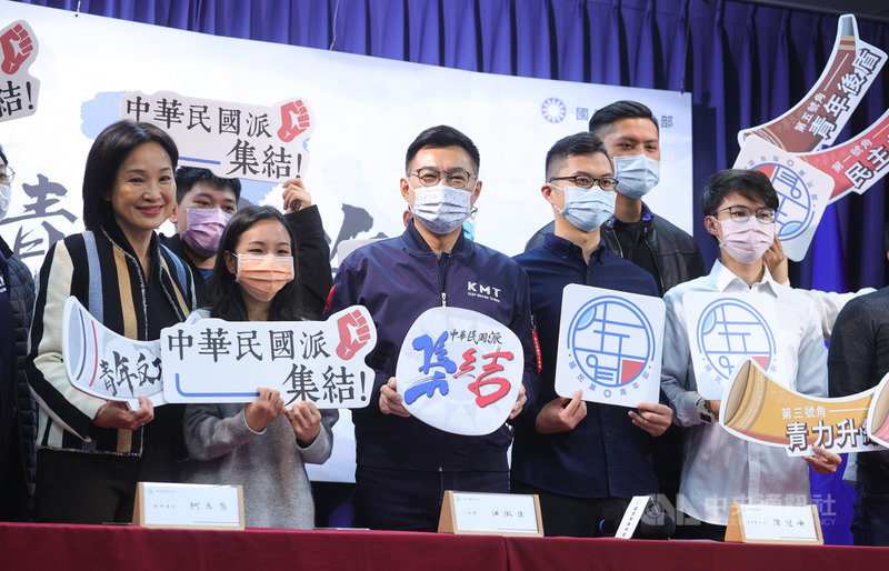 國民黨青年部3日舉辦「民主扎根計畫啟動暨青年願景營發布」記者會,黨主席江啟臣(前中)等人出席,表示要從國政到市政,將年輕人的心聲納入國民黨,促進世代對話。中央社記者謝佳璋攝 110年3月3日