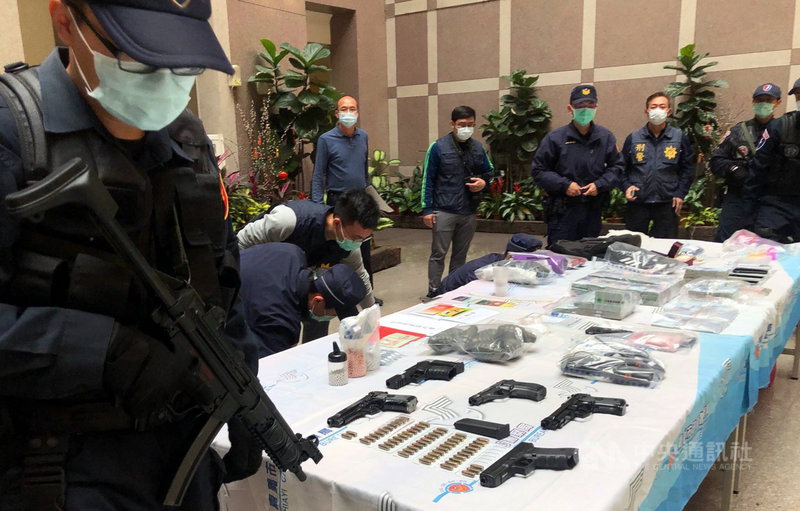 嘉義市警方2日在高雄破獲擄人勒贖案件,主嫌李男中彈不治,並逮捕4名嫌疑人、1人在逃;警方3日召開破案記者會,陳列所查扣的槍枝及鉅額贓款。中央社記者黃國芳攝 110年3月3日