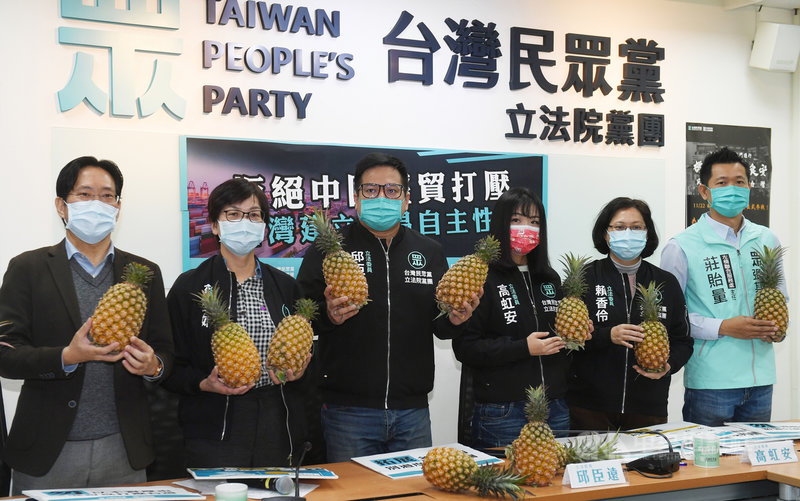 中國暫停進口台灣鳳梨,民眾黨立委張其祿(左起)、蔡壁如、邱臣遠、高虹安、賴香伶等,3日在立法院記者會,為鳳梨農請命,呼籲政府建立貿易自主性。中央社記者施宗暉攝 110年3月3日