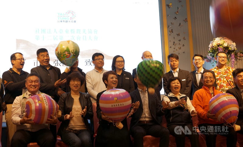 台東縣長饒慶鈴(前左2)3日宣布,台東國際熱氣球嘉年華7月3日登場,維持37天。台東縣觀光協會理事長潘貴蘭(前左3)接著宣布,協會結合台東縣內33家知名酒店、旅館、飯店及民宿業者,推出早鳥訂房優惠專案,歡迎即刻搶訂。中央社記者盧太城台東攝 110年3月3日