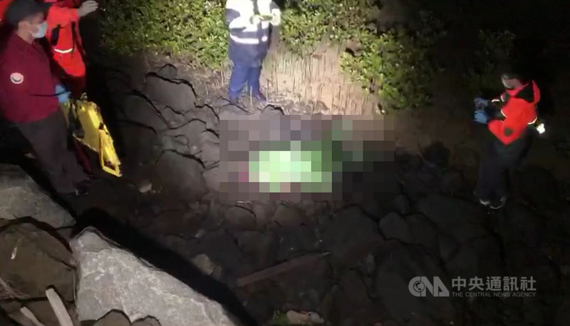 澎湖50餘歲鄭姓男子2日清晨下海採海菜未歸,第七岸巡講美巡邏隊徹夜搜尋,3日清晨在青螺濕地岸際尋獲,已告死亡,目前報請檢警相驗。(第七岸巡隊提供)中央社 110年3月3日