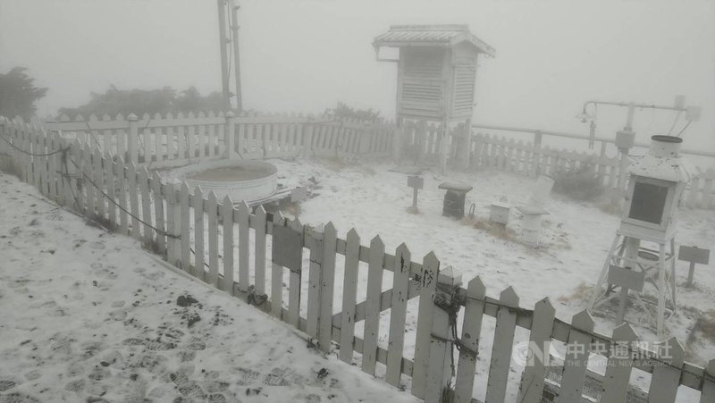 由於南方水氣通過,加上溫度達降雪門檻,中央氣象局3日上午7時05分發布玉山降雪訊息;但水氣很快就會通過,預估降雪大概只會持續到上午9時。(氣象局提供)中央社記者張雄風傳真 110年3月3日